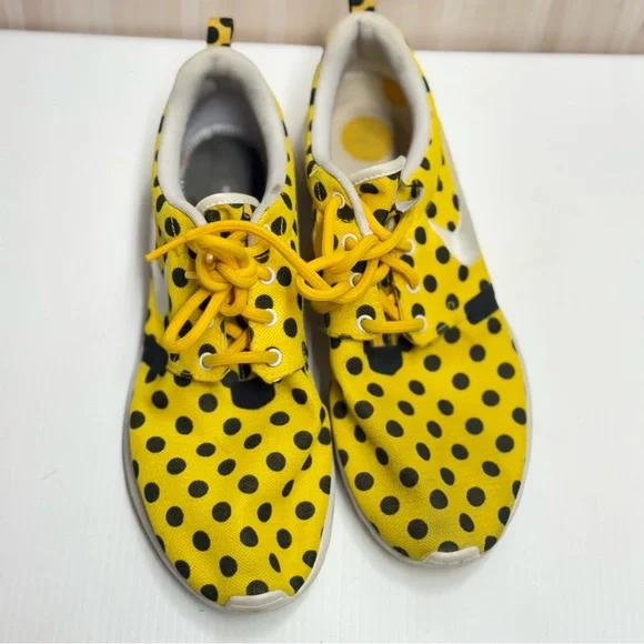 Nike Yellow and Black Dotted Sneakers - Picture 2 of 7